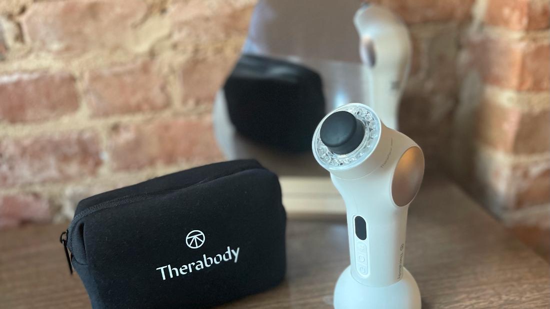 我们试用了 Therabody 的新面部健康小工具，它可以按摩、清洁等