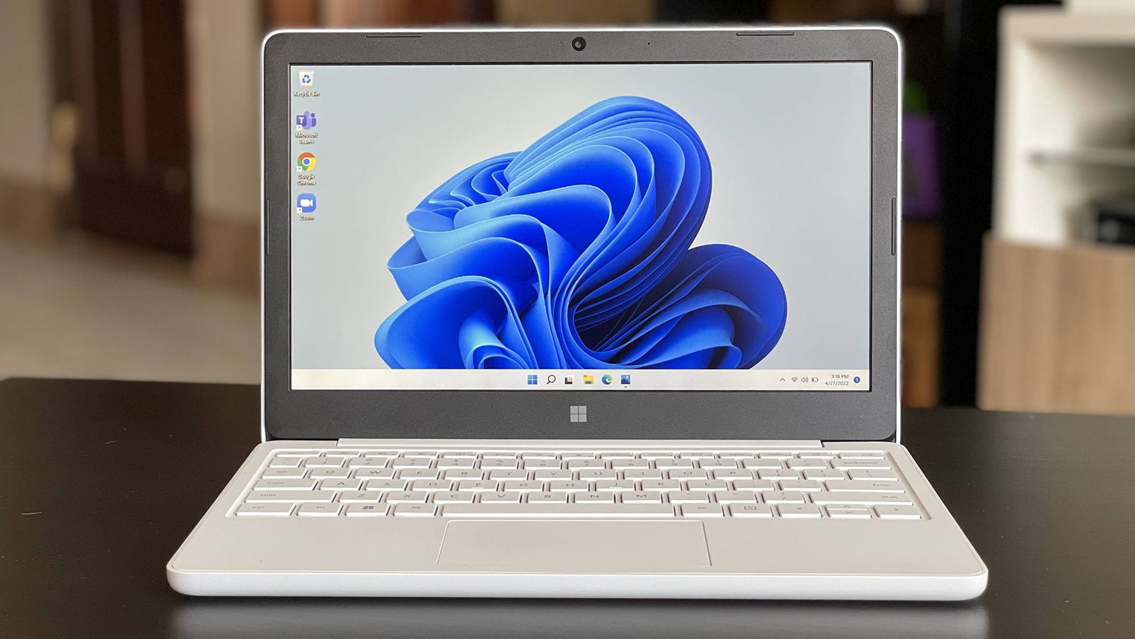 Surface Laptop SE 是一款售价 249 美元的学生笔记本电脑——这是我们使用后的想法