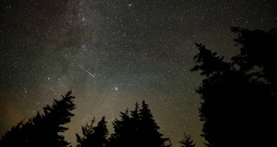 赏年度第三大满月，看英仙座流星雨