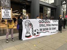 Umweltaktivisten protestieren gegen Fußball-WM: „Extinction Rebellion“ blockiert Adidas-Store in Berlin-Charlottenburg