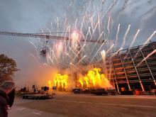 Ein Neubau in Feuerwerk und Flammen: Richtfest für Filmpark-Schule