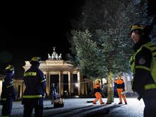 Beleuchtet nur von 16 bis 22 Uhr: 15 Meter hoher Weihnachtsbaum am Brandenburger Tor aufgestellt