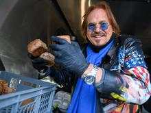 Tour durch Berlin: Frank Zander verteilt mit Prominenten Essen aus Caritas-Foodtruck an Bedürftige