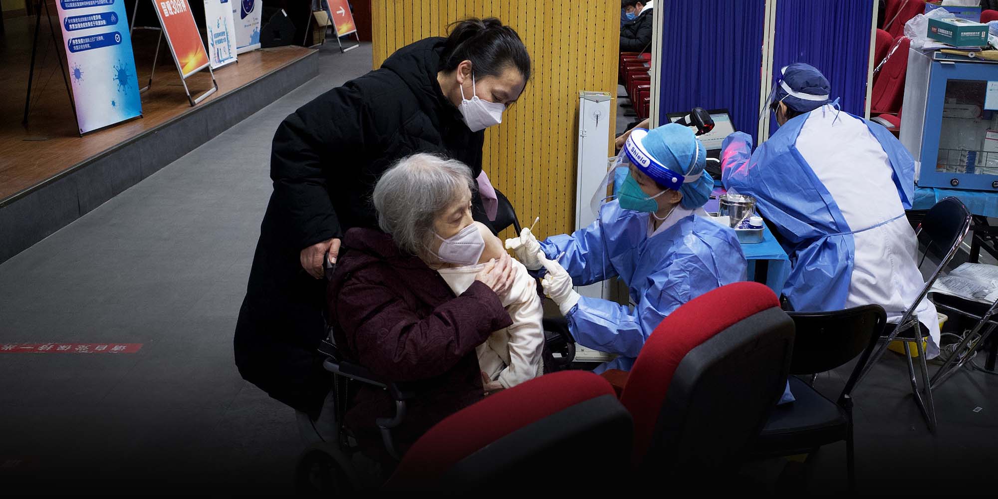 Shanghai Races to Vaccinate Older Residents as COVID Runs Wild