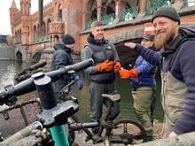 „Wir machen das, weil es sonst keiner macht“: Dieses Berliner Kollektiv fischt E-Scooter aus der Spree