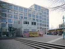 Henriettenplatz am Berliner Ku’damm: Noch immer stehen Baucontainer am Boulevard