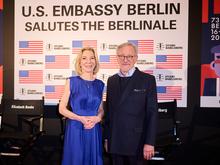 Ehrengast trifft Überraschungsgast: Steven Spielberg besucht Party von US-Botschafterin Amy Gutmann in Berlin