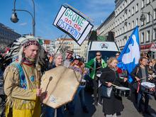 „Bündnis für den Frieden“: Mehrere Hundert Menschen bei Demo gegen Waffenlieferungen in Berlin