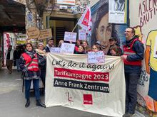 Protest in Berlin-Mitte: Beschäftigte des Anne Frank Zentrums fordern gerechtere Arbeitsbedingungen