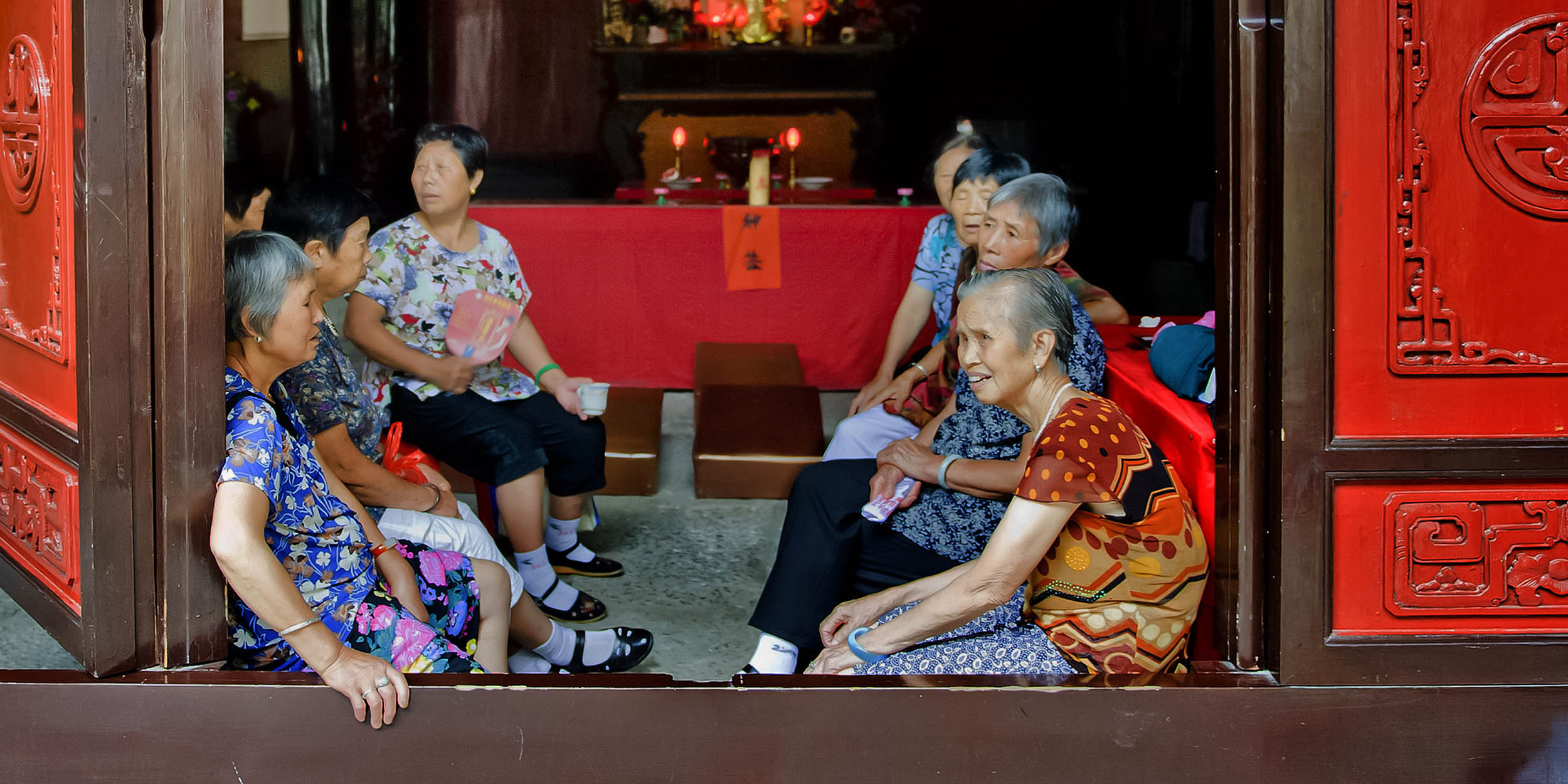 Chinese Seniors Find Peace — and a New Home — in Temples