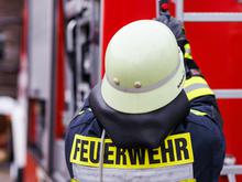 Brand in Berlin-Charlottenburg: Feuerwehr rettet Bewohner über Drehleiter