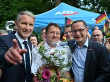 Erster AfD-Landrat gewählt: Parteien geben sich gegenseitig die Schuld für Sesselmann-Sieg