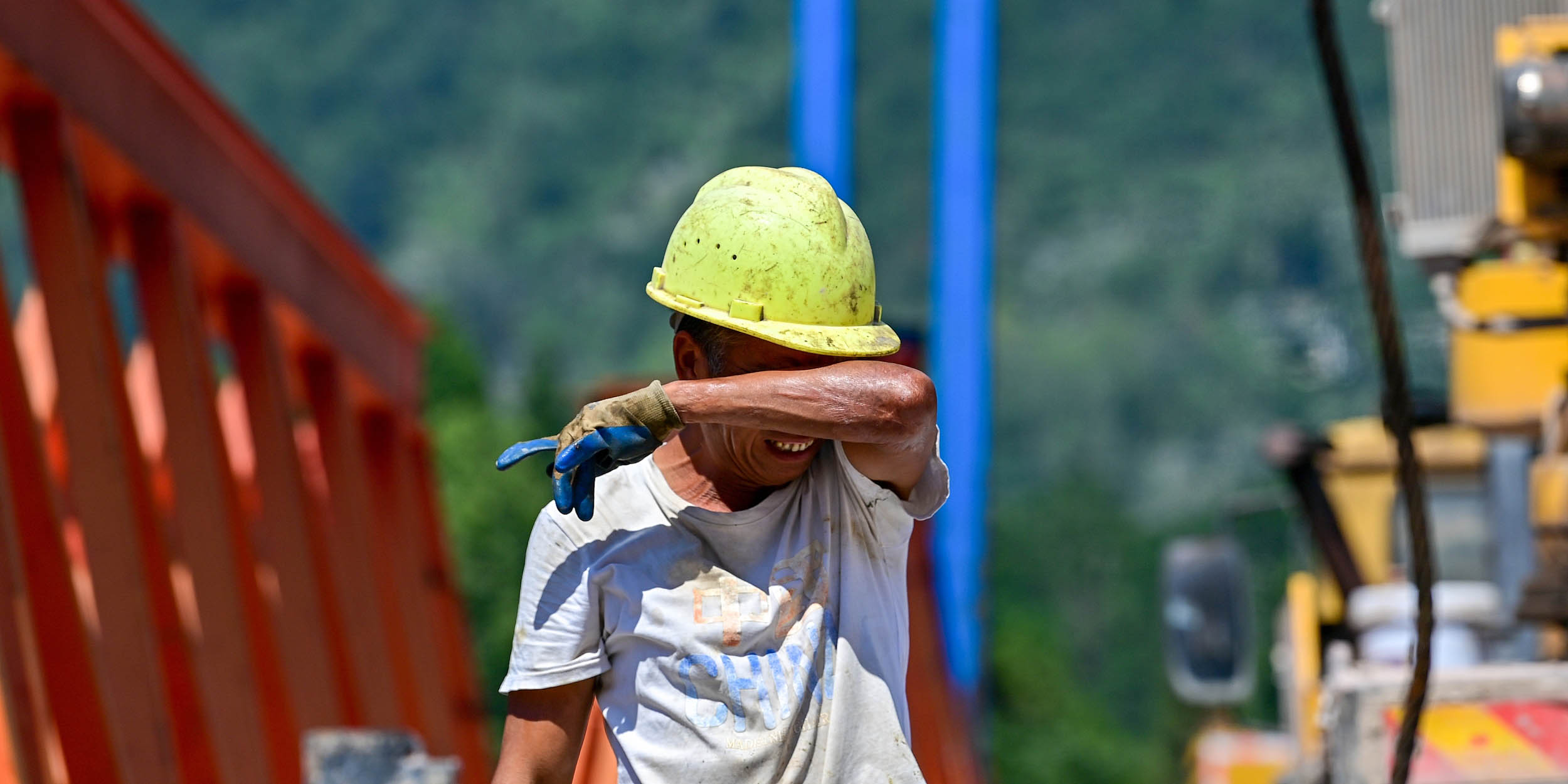 Heatwave Sweeps Across China, Claiming Lives and Rewriting Records