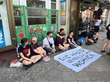 Protest gegen Mieterverdrängung: Aktivisten besetzen Wohnung in Neukölln