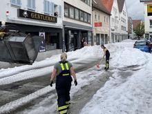 Schneepflüge räumen Straßen frei: 30 Zentimeter hohe Hagel-Schicht in Reutlinger Innenstadt