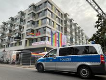 „Lebensort Vielfalt“ in Berlin-Schöneberg: Queeres Mehrgenerationenhaus unter Polizeischutz eröffnet