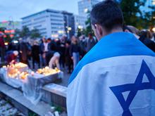 Vermisstenanzeigen auf Boden gelegt: Hunderte erinnern in Berlin an Opfer des Terrorangriffs auf Israel