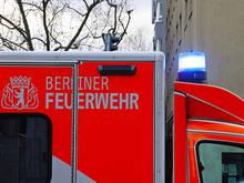 Über Zaun geschleudert: Motorradfahrer bei Unfall in Berlin verletzt