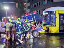 Drei Menschen verletzt: Straßenbahn kollidiert in Berlin mit zwei Autos und entgleist