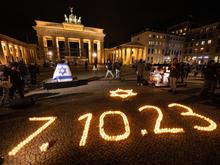 Einen Monat nach Hamas-Angriff: Gedenken an Opfer des Terrors am Brandenburger Tor in Berlin