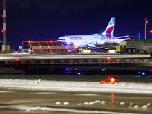 Schnee und Glatteis in Deutschland: Flugzeug in Hamburg rutscht von Rollbahn