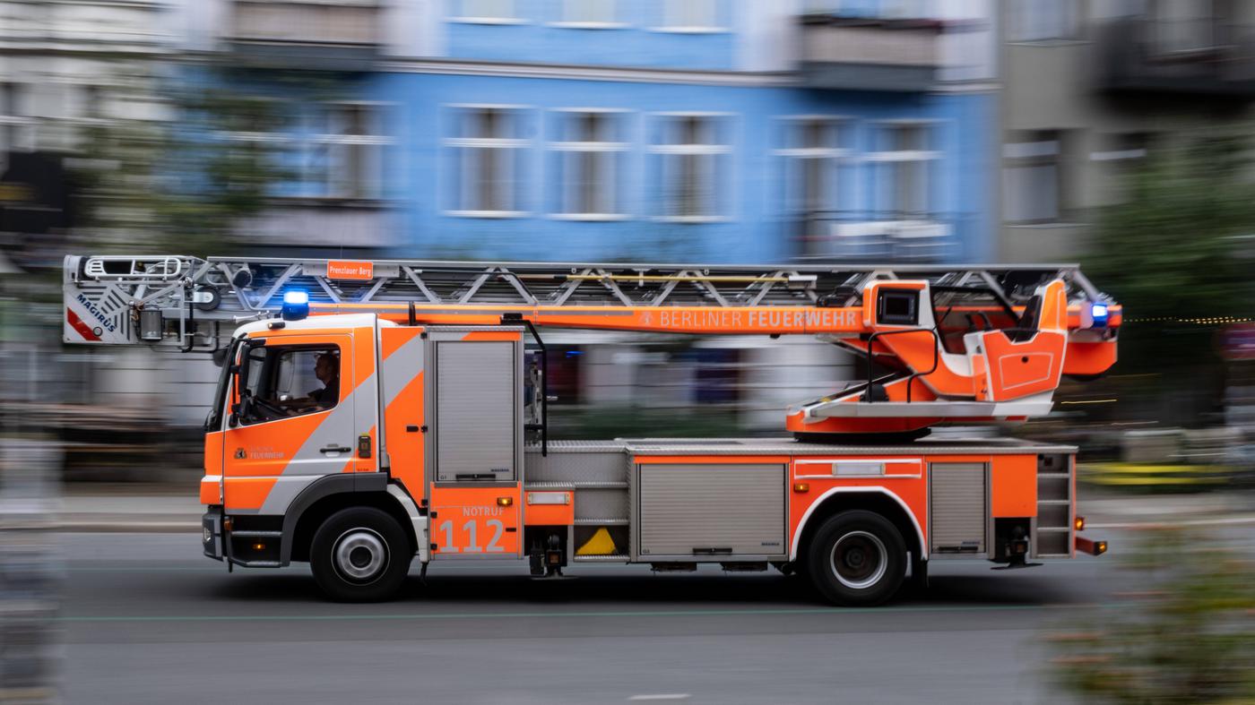 Brand in Berlin-Reinickendorf: Feuerwehr rettet Person aus brennender Wohnung