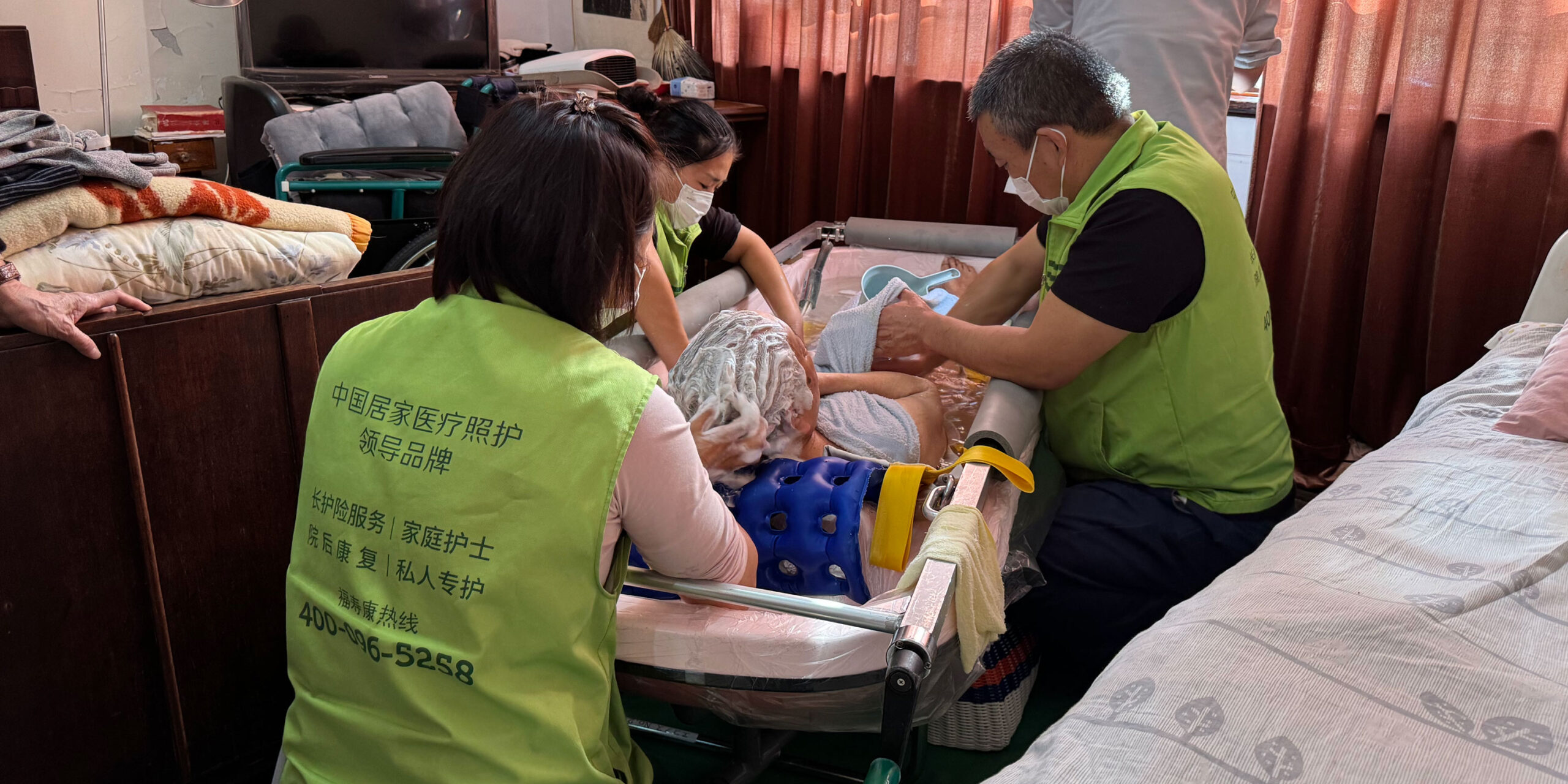 In Shanghai, a Splash of Comfort in Elderly Care: Home Bathing Services