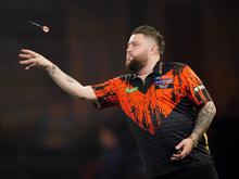 3:2 nach fünf Sätzen: Darts-Weltmeister Smith gewinnt erstes Spiel nur mit Mühen