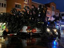 Durch eine Sturmböe?: Weihnachtsbaum auf dem Rathausplatz von Kleinmachnow umgestürzt