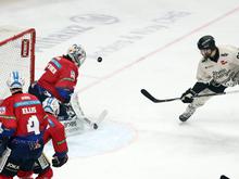 Eisbären besiegen die Haie 5:4: Zwischen Halligalli, Kampf und Kunst