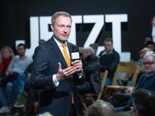 „Menschenrechte über Profite!“: Linke Aktivisten stören Auftritt von Lindner in Leipzig