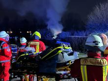 Notarzt kann nur noch den Tod feststellen: Berliner Feuerwehr findet leblose Person in brennender Gartenlaube in Spandau