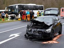 14 Verletzte und ein Zweijähriger in Lebensgefahr: Auto und Reisebus stoßen in Hessen zusammen