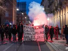 Meloni-Regierung verurteilt Gewalt: Ausschreitungen in Turin wegen geplanter Auslieferung