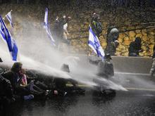 Proteste für Geiseln und gegen Regierung: Polizei setzt Wasserwerfer gegen israelische Demonstranten ein