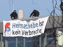 Nach Streit um Schlümpfe-Post: Unbekannte hängen Plakat an Schule auf – Polizei rückt erneut an