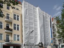 Umkämpftes Hostel „Happy Go Lucky“ in Berlins City West: Hinter der Plane wird die knallbunte Kunst weggeklopft