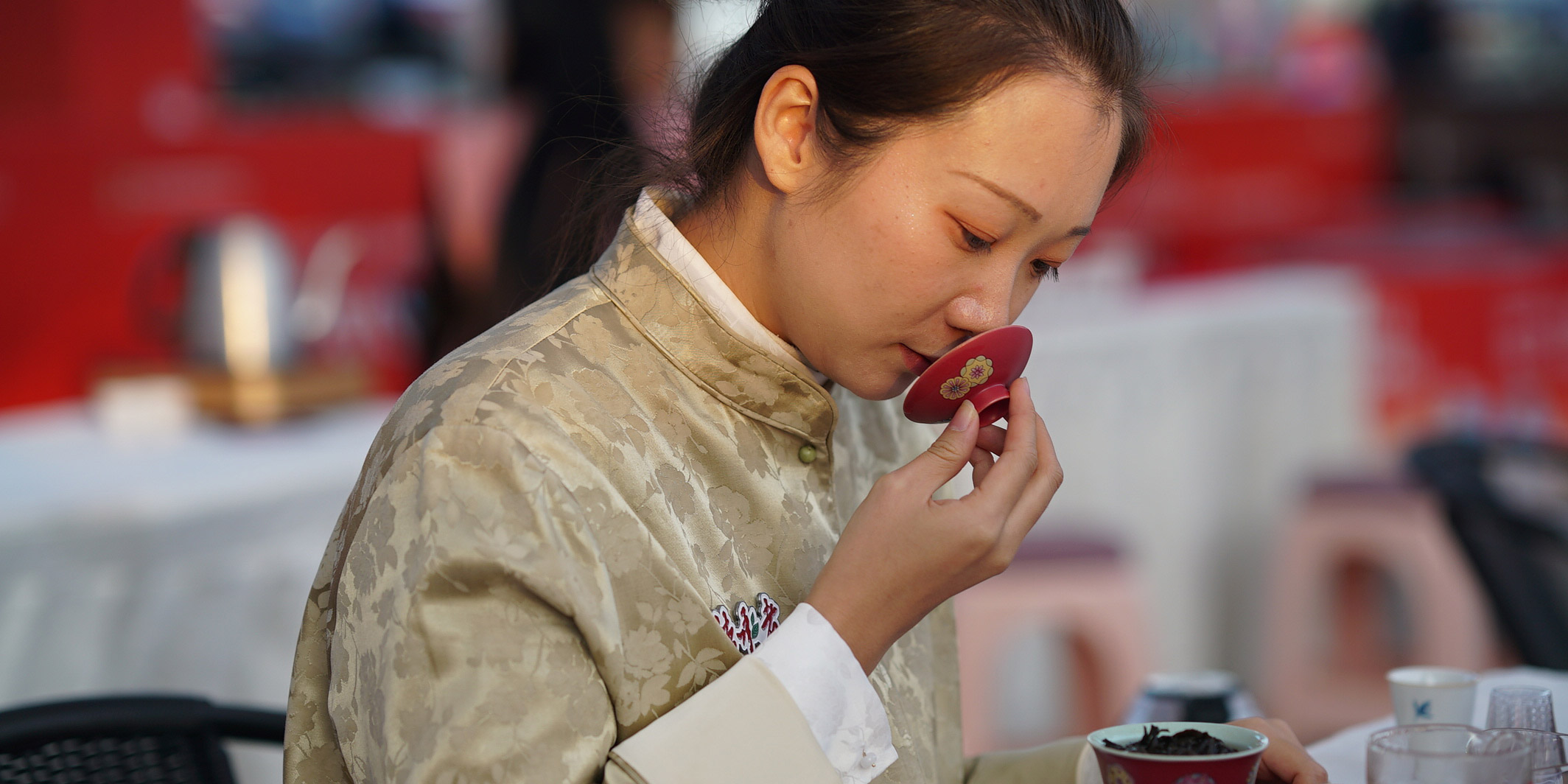 How to Taste Tea Like an Expert