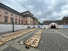 Hamas-Tunnel nachgebaut: Der Berliner Bebelplatz wird zum „Geiselplatz“