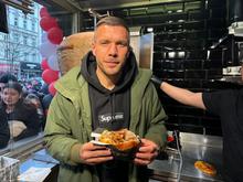 In Kreuzberger „Mangal“-Filiale: Lukas Podolski und Rapper Ski Aggu spendieren Gratis-Döner in Berlin