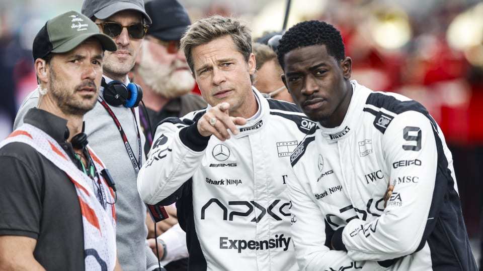 那實際上是布拉德·彼特（Brad Pitt）在F1 電影預告片中駕駛的