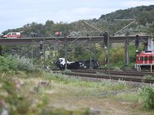 Unfall: Lastwagen stürzt von Brücke auf Gleise