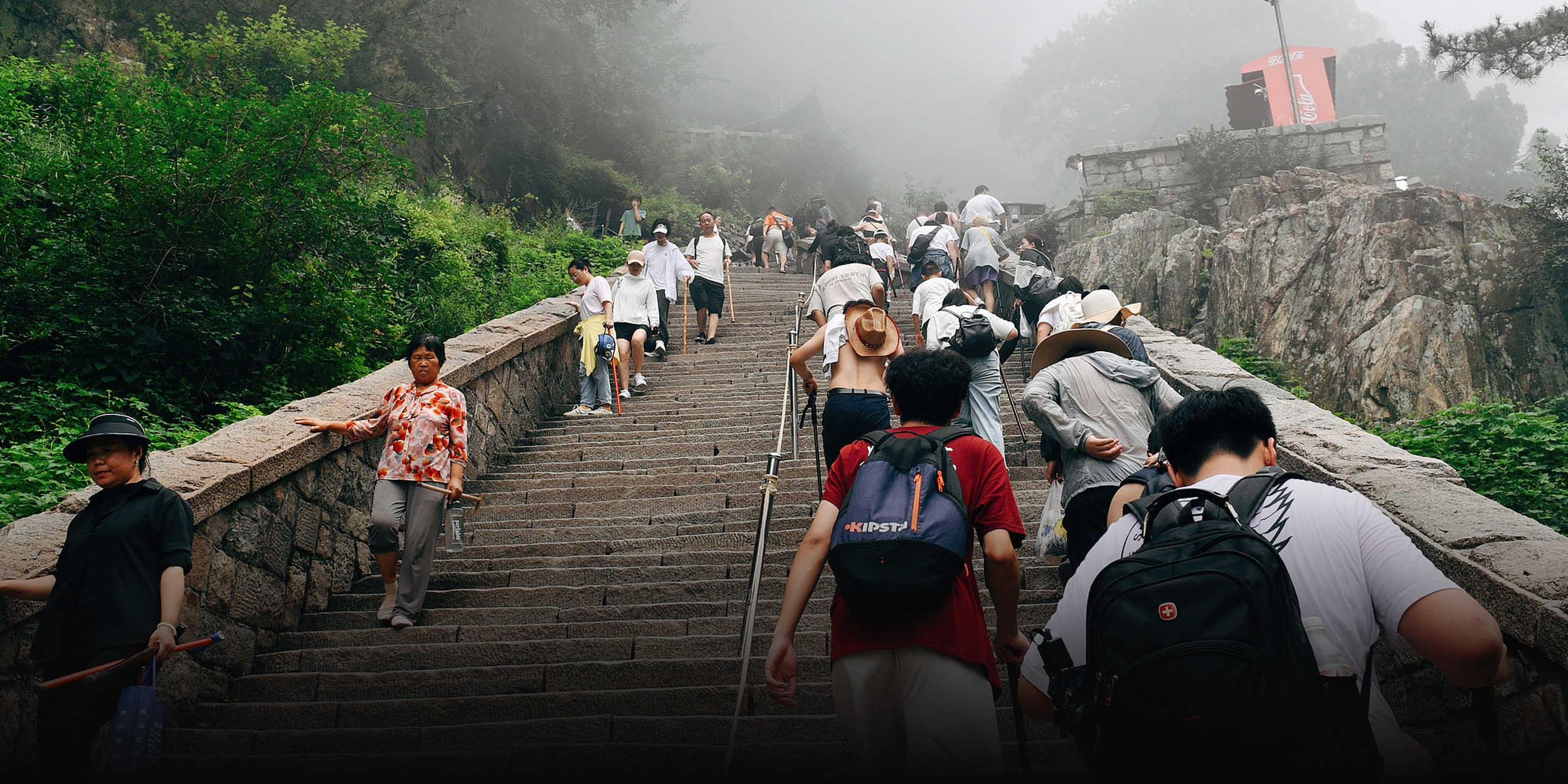 To Scale Peaks, Chinese Hikers Are Hiring Personal Cheerleaders