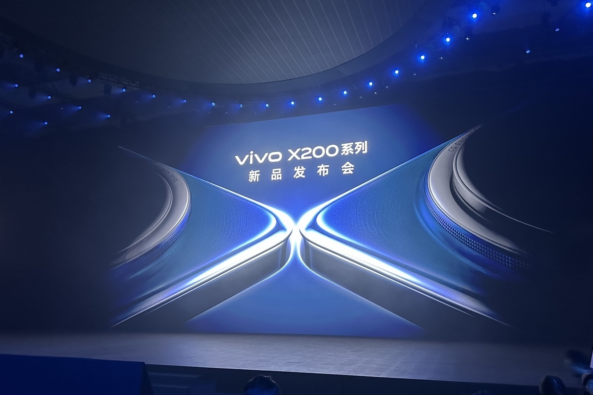 Chinese phone maker Vivo unveils X200 Pro with 200 MP ZEISS APO telephoto camera and 3nm Dimensity 9400 chipset