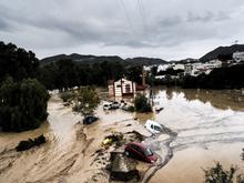 „Es schien wie der Weltuntergang“: Heftige Unwetter sorgen für weggespülte Autos und entgleisten Schnellzug in Spanien