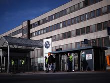 Einigung im Tarifstreit mit IG Metall: Volkswagen will mehr als 35.000 Stellen streichen, Werke sollen bleiben