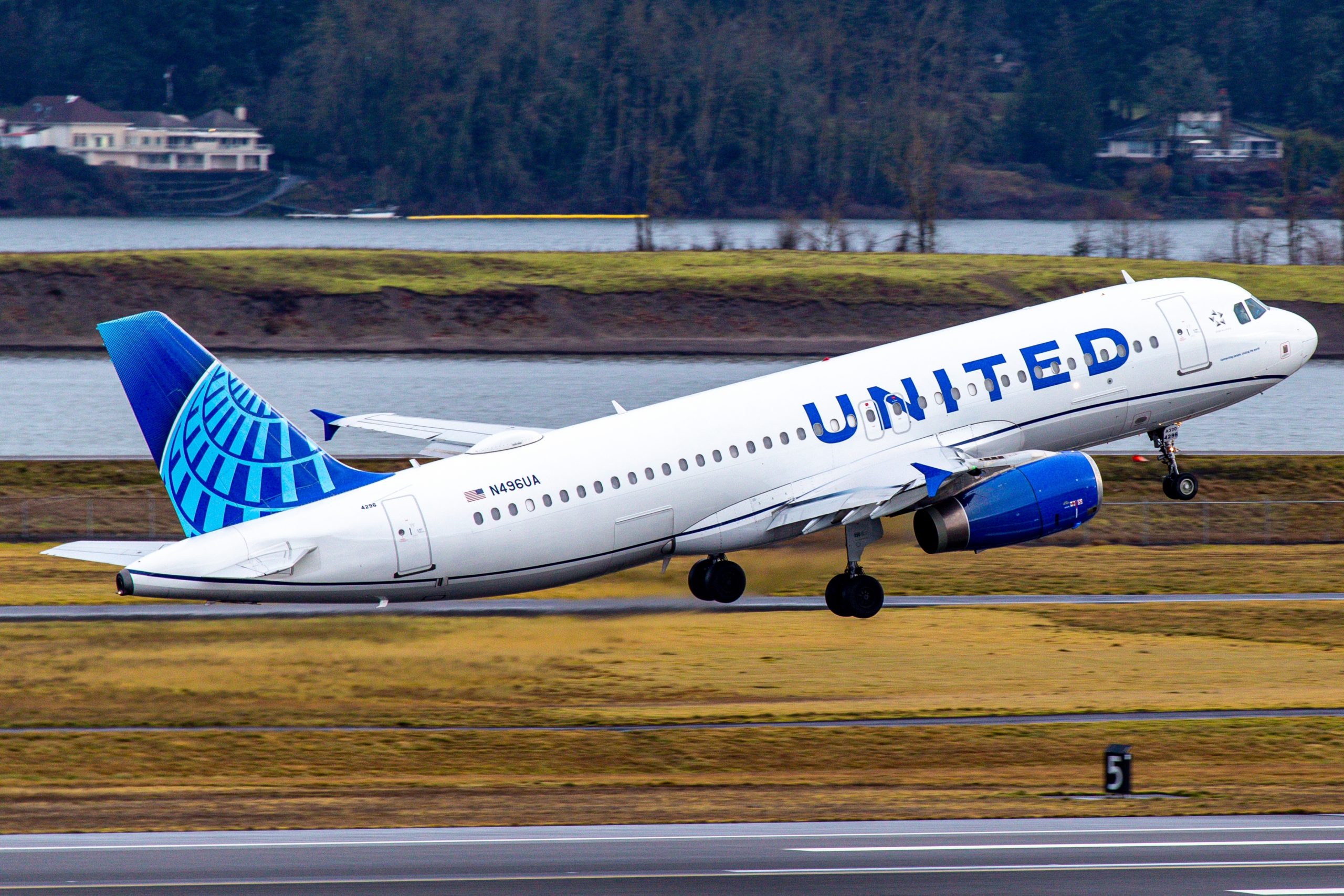 United Airlines to launch Starlink Wi-Fi in spring 2025