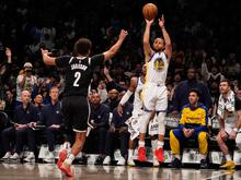 Basketball: NBA-Star Stephen Curry wirft irren Dreier